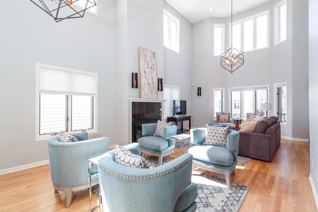 Eclectic Stylish And Cozy Milwaukee Unit Villa Exterior photo